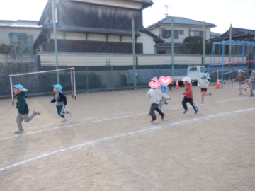 園庭でマラソンをしている園児たちの様子