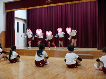 遊戯室の壇上でけん玉をしている園児たちの様子