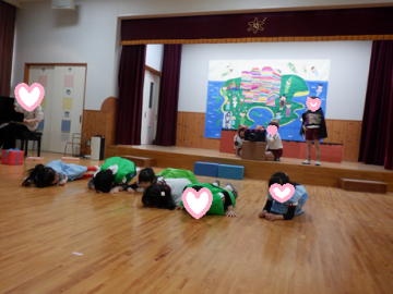 遊戯室でピーターパンの劇遊びをしている園児たちの様子