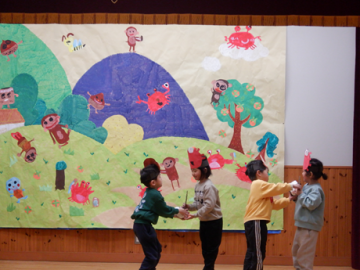 遊戯室でさるかに合戦の劇遊びをしている園児たちの様子