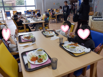 星の子館の室内でご飯を食べている園児たちの様子
