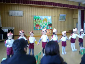 遊戯室で3歳児が劇遊びをしている様子