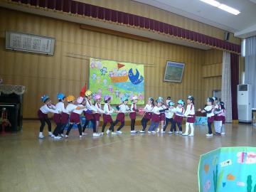 遊戯室で4歳児が劇遊びをしている様子