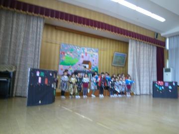 遊戯室で5歳児が劇遊びをしている様子