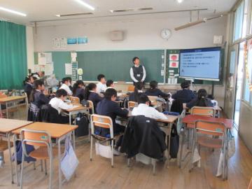 災害の種類についての説明を聞く4年生