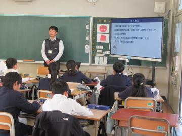 避難方法についての説明を聞く4年生