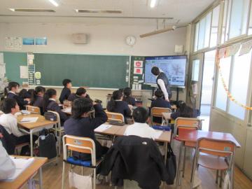 前之庄地区のハザードマップについての説明を聞く4年生