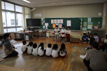 教室の前に1年生が並んで話している写真1