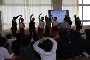 子どもたちがダンスを踊っている写真