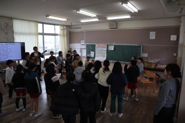 子どもたちが歌を歌っている写真