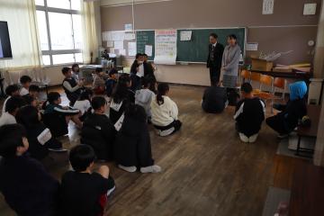 工芸館の方からお話をしていただいている写真