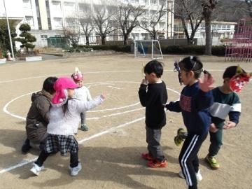 幼児が鬼に豆を投げる様子