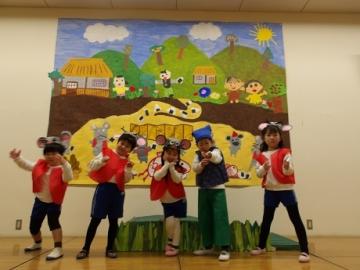 劇の衣装を着た幼児がポーズをとる姿