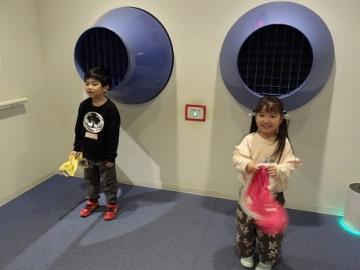 幼児が強風体験をしている様子