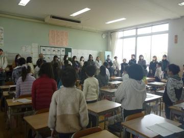 教室内で2年児童たちが保護者にメッセージを伝えている様子