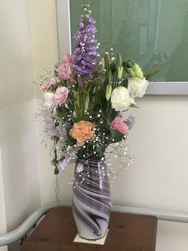 階段の踊り場に飾ってある花瓶のようす