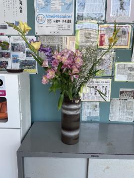 職員室前に飾ってある花瓶のようす