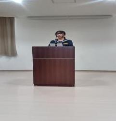 中学生が公民館で作文を読む様子