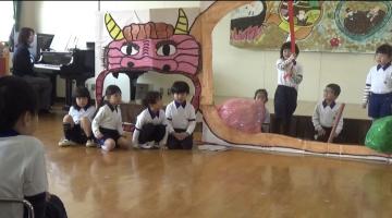 遊戯室で「じごくのそうべえ」の劇をする園児たちの様子