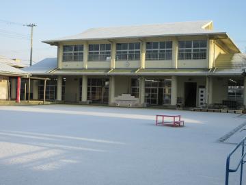 園庭が雪一面になった高浜幼稚園の外観の写真
