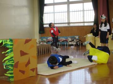 遊戯室でおにぎりになって転がる園児たちの様子