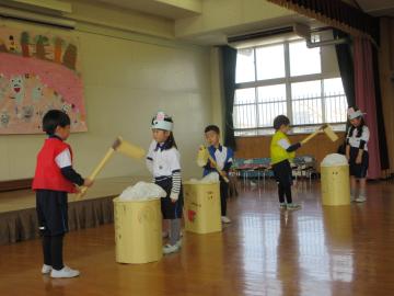遊戯室で「ねずみともちつき」をする園児たちの様子