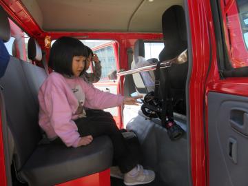 体験で消防車に乗る園児の様子