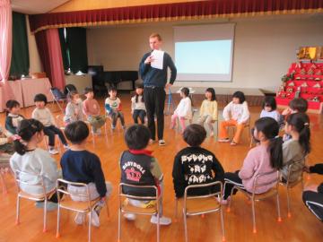 遊戯室で講師の指示に従いフルーツバスケットをする園児たちの様子