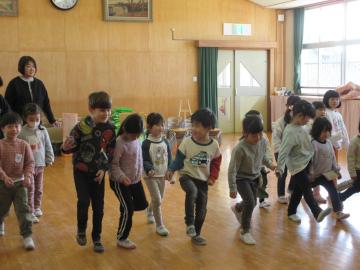 遊戯室で「オオカミさん今何時」のゲームをする園児たちの様子