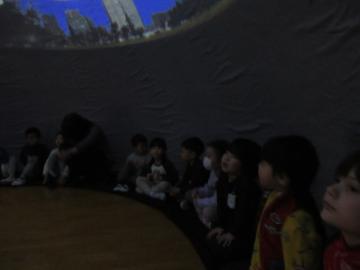 プラネタリウムの内部の様子。中は真っ暗で星や月を見ました。