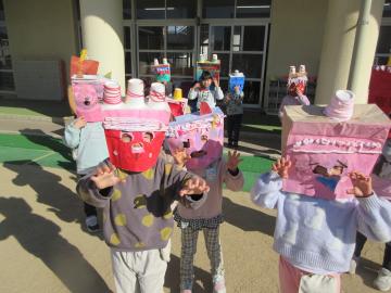 園庭で泣き虫鬼を演じる園児たちの様子