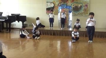 遊戯室での劇に参加している園児たちの様子。えんま様に「地獄行き」と言われています。