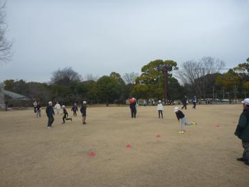 2年生の児童が、公園でレクリエーションをしている様子