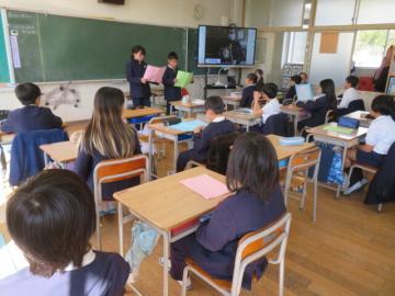 教室の前に立った二人の子供がお気に入りの場所の発表をする3年生