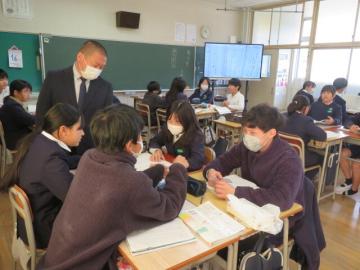 6年国語の授業で評議員が各机を回っている評議員参観の様子