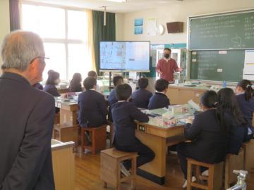 5年の理科の授業を教室の後ろから参観する評議員の様子