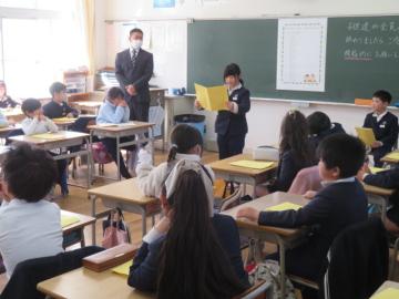 2年生が国語の作文を発表するようす