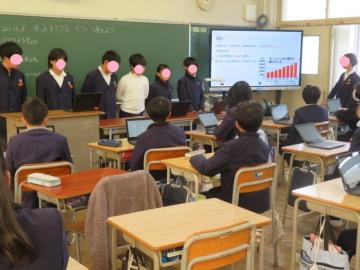 教室の前に整列した生徒のグループがネットトラブルについて発表するようす
