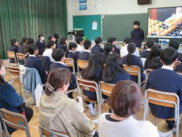 教室の前に立って将来の夢を語る6年生