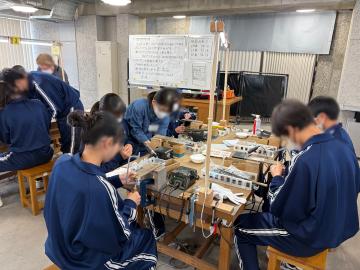 生徒たちが指輪づくり体験する様子