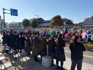 生徒たちが出走するマラソン選手を応援しています