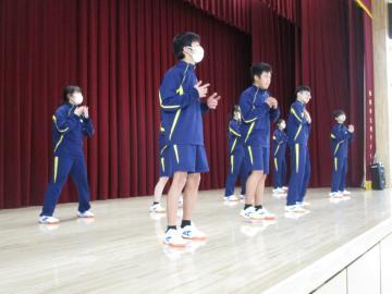 グループでダンスを発表する様子