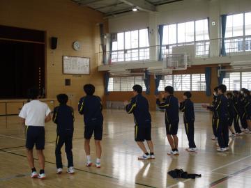 発表するグループに合わせて踊る生徒の様子