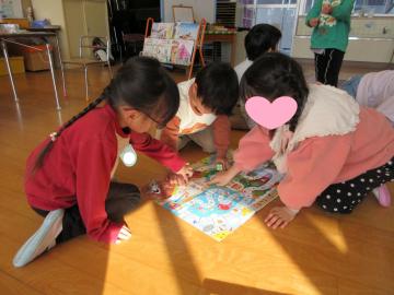 室内ですごろくで遊んでいる園児たちの様子