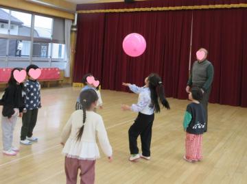 遊戯室で風船バレーをする園児たちの様子