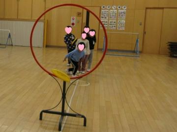 遊戯室でフライングディスクをしている園児たちの様子