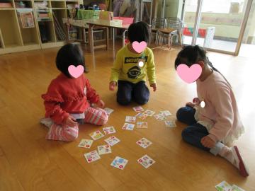 室内で4歳児の園児たちがカルタ取りをしている様子
