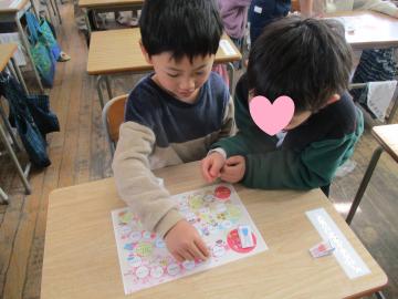 二人組ですごろくをする様子