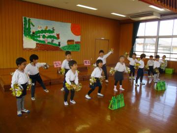 ポンポンを持ってダンスを踊る子供たち