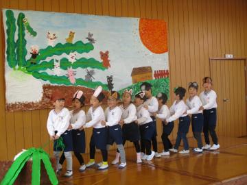 劇で1列になりみんなで力を合わせてかぶをひっこぬこうとする子供たち